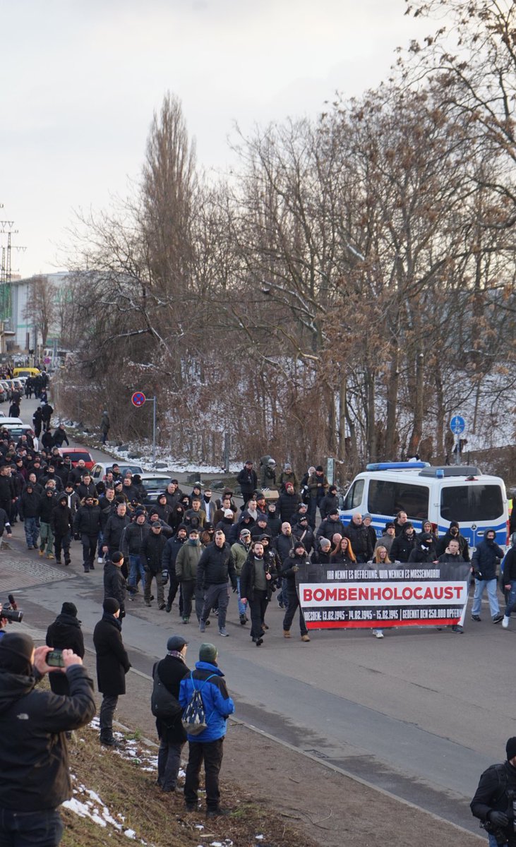 m_dorn_'s tweet image. Jährlicher rechtsextremer Aufmarsch mit rund 3000 Teilnehmern in #Dresden, bei dem mit einem angeblichen „Bombenholocaust“ der Holocaust relativiert wird. #dd1502