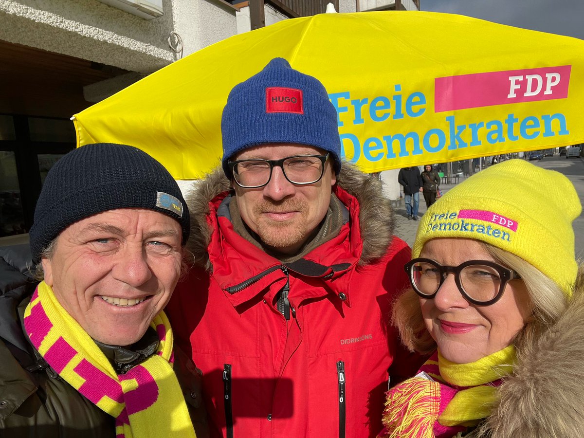 Viele gute Gespräche heute auf dem Kirchplatz in Starnberg. Viele Bürger sind von rot-grün enttäuscht, von der überbordenden Ideologie und der stumpfen Moralkeule. Es braucht die FDP, für Vernunft und für die Freiheit. Datum: #jetztFDP