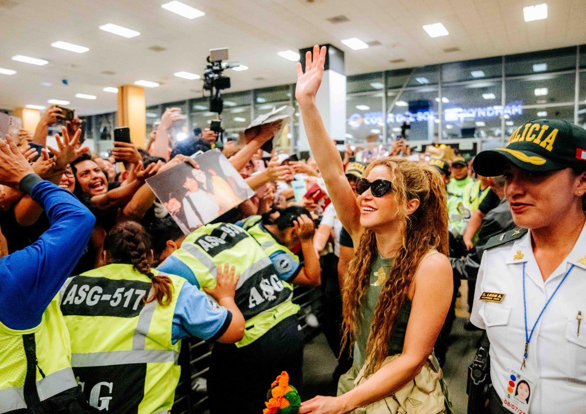 shakira's tweet photo. Gracias por este recibimiento tan emotivo Lima!! ❤️ https://t.co/KCtcYtvTwh