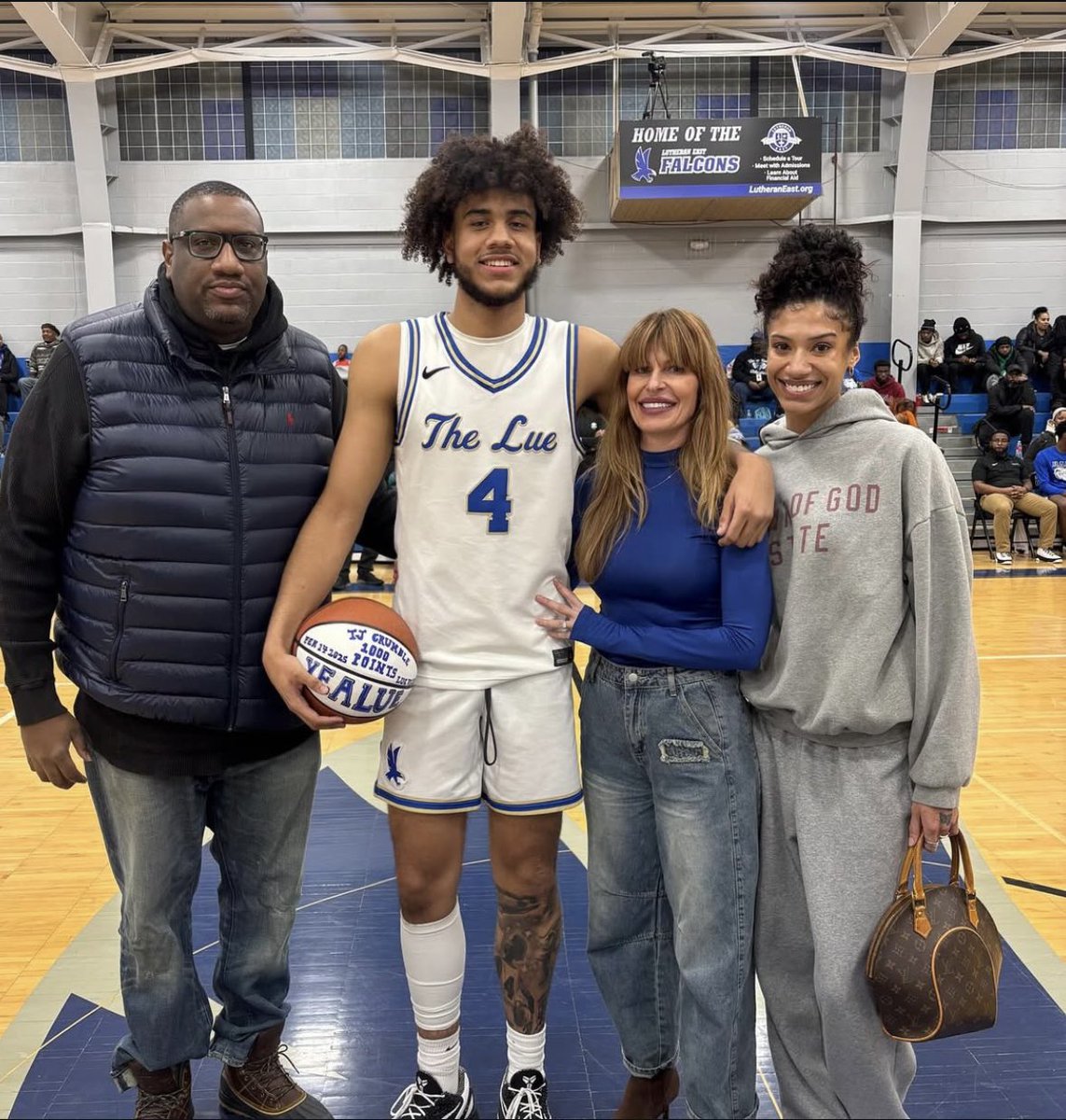 OSUHoopsInsider's tweet photo. 2026 Ohio State prospect T.J. Crumble has surpassed 1,000 points in his high school career. Crumble is a top-100 player and is ranked 3rd in the state by 247Sports. 

#THE26 | @_TJCrumble2026 
 https://t.co/zBO4N9dFAO