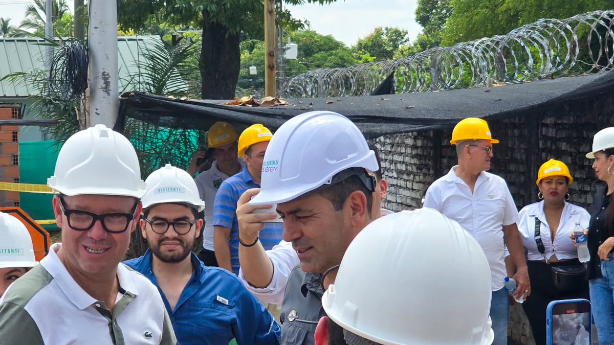 Unidades_UTS's tweet photo. #AEstaHora nuestro rector @olengerke junto al gobernador @GralJuvenalDiaz, realizan recorrido por el avance de la obra en el #CampusBarrancabermeja para supervisar de cerca cada detalle de esta importante instalación educativa.

#GratuidadYcalidad #LoHacemosPosible #UTSBarranca https://t.co/S6vg75ocsV