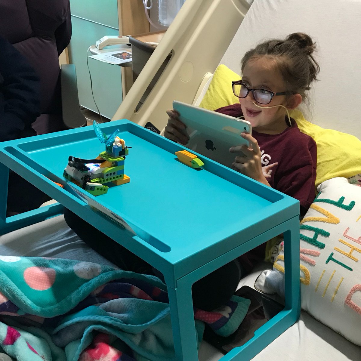 Patients' reactions to the robots coming to life are absolutely priceless! The bunny robot gets kids coding to make it hop with fun bouncing sounds—some even push the limits, trying to make it leap right off the table!
Thank you #StreamForMott for supporting this amazing program