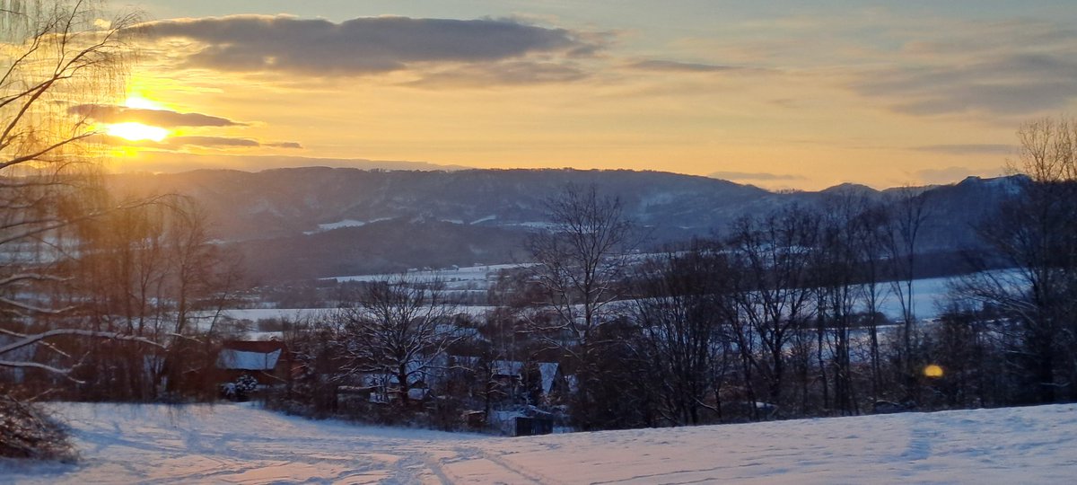 divozinka's tweet photo. Reklama na Středohoří (2/2) #sunset #vodarny #stredohori https://t.co/nmqz2xrbJK