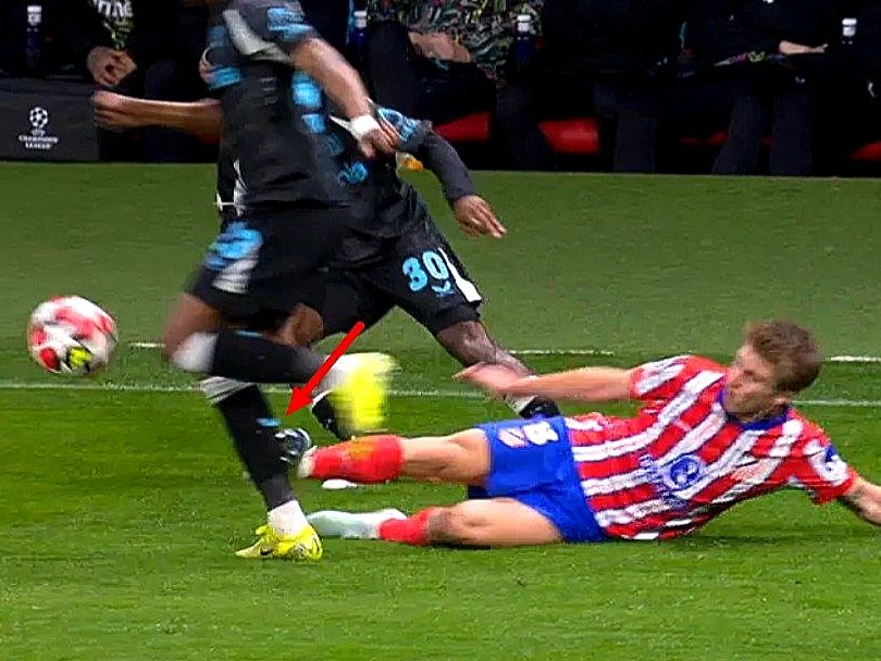 AtleticoDesign_'s tweet photo. Te juegas el pasr a octavos entre los 8 primeros, Barrios:

Te juegas el liderato cuando el Madrid pincha, Barrios:

Esto es muy grave, ha perjudicado al equipo dos veces haciendo exactamente lo mismo y sigue siendo titular indiscutible. No puede ser, banquillazo ya. https://t.co/VXNIZ1e8oK