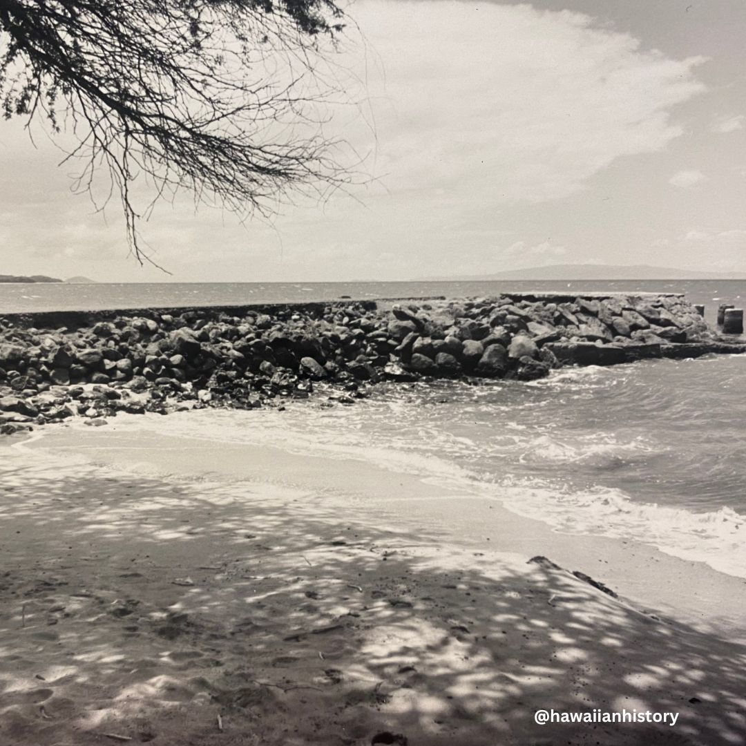 HawaiianHistory's tweet photo. This #sandysaturday we feature Mai Poina ʻOe Iaʻu Beach Park on Maui, photo by Grant Tanoura, 1979, HHS.

Mai Poina ʻOe Iaʻu is a gentle command in ʻōlelo Hawaiʻi that means “Forget me not.” This park was dedicated to the memory of Maui veterans who died in combat. https://t.co/r5T2fc1xQz