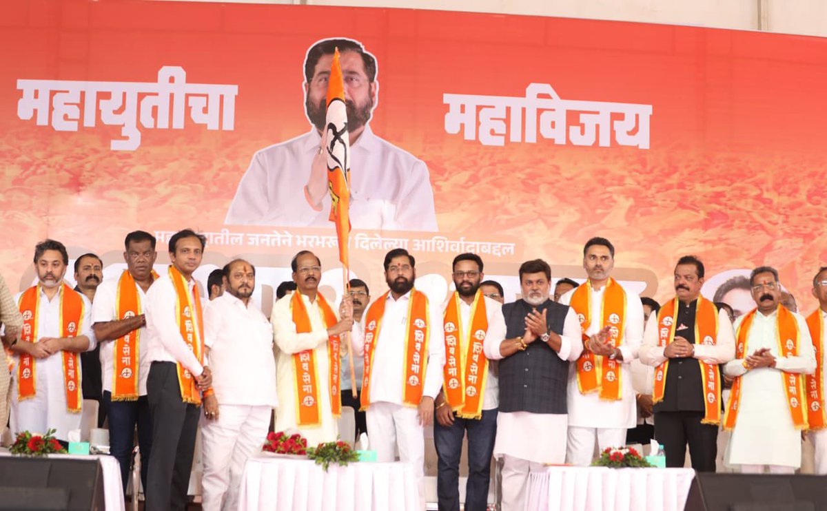 samant_uday's tweet photo. रत्नागिरी जिल्हा परिषदेवरही भगवाच फडकेल 

व्यासपीठावरील नेते मंडळी आणि जनतेच्या आशिर्वादाने रत्नागिरी जिल्हा परिषदेवरही भगवाच फडकेल, असा विश्वास यावेळी व्यक्त केला.  

*एकनाथ शिंदे साहेबांनी रत्नागिरीला भरघोस निधी दिला

एकनाथ शिंदे मुख्यमंत्री झाल्यानंतर रत्नागिरी जिल्ह्यातली रखडलेली सर्व विकासकामे झाले. मागील अडीच वर्षात रत्नागिरी जिल्ह्यात जी विकासकामे झाली ती मागील पन्नास वर्षात झाली नव्हती. आजवरच्या कुठल्याही मुख्यमंत्र्यांनी एवढा निधी दिला नव्हता, एवढा हजारो कोटींचा निधी त्यांनी रत्नागिरी जिल्ह्यासाठी दिला.  

लाडक्या बहिणींचाही सन्मान

आभार मेळाव्यामध्ये महिलांची उपस्थिती लक्षणीय होती. यावेळी उपस्थित महिलांना फेटे बांधून त्यांचा सन्मान करण्यात आला होता. लाडक्या बहिणी आणि भावांनी केलेल्या मतदानामुळेच महायुतीचे सरकार आले. एकनाथ शिेंदे साहेबांच्या नेतृत्वाखालीच मुख्यमंत्री माझी लाडकी बहीण योजना सुरू झाली. सूर्य, चंद्र असेपर्यंत ही योजना सुरूच राहणार आहे, अशी ग्वाही देखील यावेळी दिली.