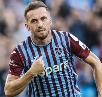 Edin Visca

Bu adam istedigi kadar iyi oynasın 90 dakika oynayacak durumda değil! 

Neden ısrarla sahada duruyor neden?