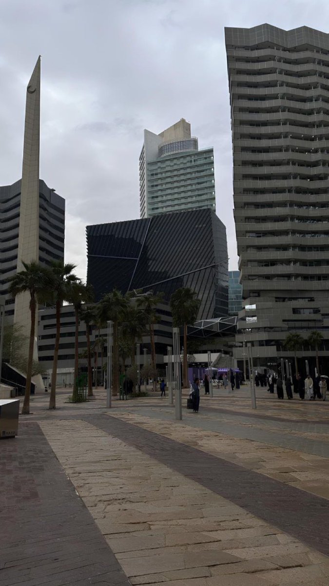 - خلك حذر يا إنسان لأنه :
العَشم لحظه والخيبَات سنين