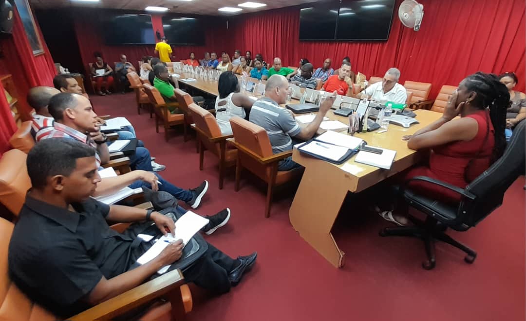 Tele TURQUINO (@turquinoteve) on Twitter photo Materializan Empresa de Materias Primas de Santiago de Cuba y los ÇDR convenio de trabajo conjunto en los años 2025 y 2026, en presencia de <a href="/BeatrizJUrrutia/">Beatriz Johnson Urrutia</a> y <a href="/ManuelFalconH/">Manuel Falcón Hernández 🇨🇺</a>.
#SantiagoDeCuba Materializan Empresa de Materias Primas de Santiago de Cuba y los ÇDR convenio de trabajo conjunto en los años 2025 y 2026, en presencia de <a href="/BeatrizJUrrutia/">Beatriz Johnson Urrutia</a> y <a href="/ManuelFalconH/">Manuel Falcón Hernández 🇨🇺</a>.
#SantiagoDeCuba