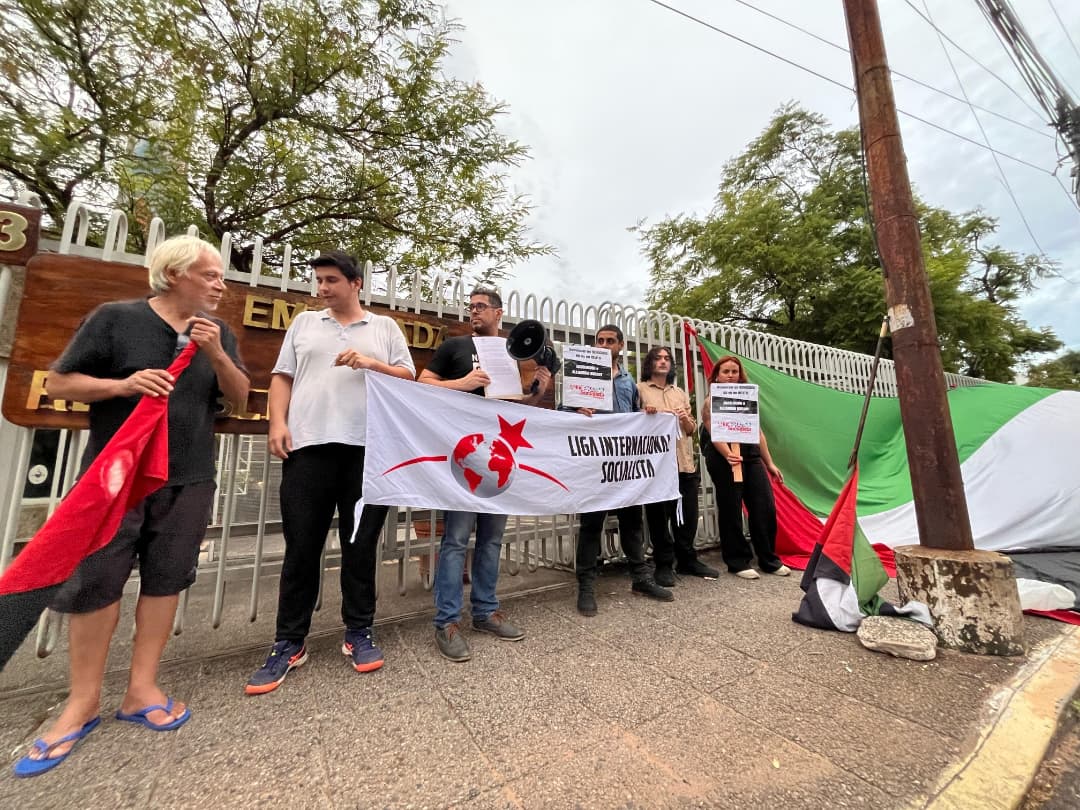 AlternativaSoPy's tweet photo. Paraguay campaña de apoyo a @Ale_Bodart: Denunciar un genocidio no es delito. 
Desde Alternativa Socialista nos unimos en solidaridad con nuestro compañero del MST-FIT Unidad, y coordinador de la @isl_lis perseguido por expresar su apoyo al pueblo palestino. https://t.co/GiFid57esR