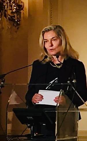 ElenaBasileIT's tweet photo. Rispettare la #presidenzadellarepubblica
significa 

conoscerne le competenze e i doveri istituzionali a salvaguardia della Costituzione

La critica all' uomo politico per esternazioni non consone ai suoi doveri 

e non all'altezza dell' incarico istituzionale ricevuto 

sono non solo possibili ma legittime e doverose.

Il Presidente Mattarella è stato per me quando ero Ambasciatrice 

un punto di riferimento in quanto nei suoi discorsi rintracciavo la difesa del sogno europeo 

e dei valori costituzionali contro un latente razzismo  che si affermava in Italia

Inoltre il suo aspetto di buon padre di famiglia 

non può che ispirare simpatia

Eppure credo che oggi un buon politico, un buon giornalista, e un buon cittadino

Non possa non esprimere il proprio disaccordo e severamente criticare 

le reiterate affermazioni senza fondamento storico alcuno

Paragonabili a insulti gratuiti 

Che equiparano la #Russia al #terzoReich

Non è la Russia che ci attacca verbalmente

È il Presidente Mattarella che attacca gratuitamente la Russia

Proprio quando contatti diplomatici tra #Mosca e #Washington 

sono in corso per porre fine a una guerra sanguinosa in #europa

La nostra Costituzione non chiede al nostro Presidente comportamenti del genere.

Al contrario essa richiede mediazione e misura

Se a questi comportamenti affianchiamo l' assordante silenzio 

del Presidente Mattarella sui crimini del  #GazaGenocide

Restiamo attoniti. 

No Presidente non parla e non tace a nome di tutti gli italiani

E non a mio nome

Non sono cattolica e  non credo nell' infallibilità del #pontefice 

Eppure #PapaFrancesco è in continuazione criticato sulla #stampa

La genuflessione dell' intero spazio politico mediatico  a #Mattarella 

è uno spettacolo pietoso

Che purtroppo distrugge le nostre aspettative democratiche

E la difesa della nostra #Costituzione
