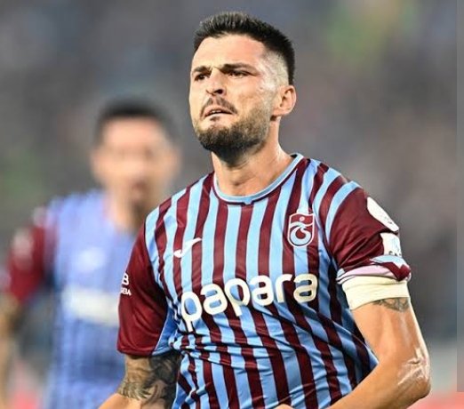 🛑Okay Yokuşlu

Birisi bu adama ne olduğunu açıklayabilir mi? Çapraz bağları koptu da haberimiz mi yok ?