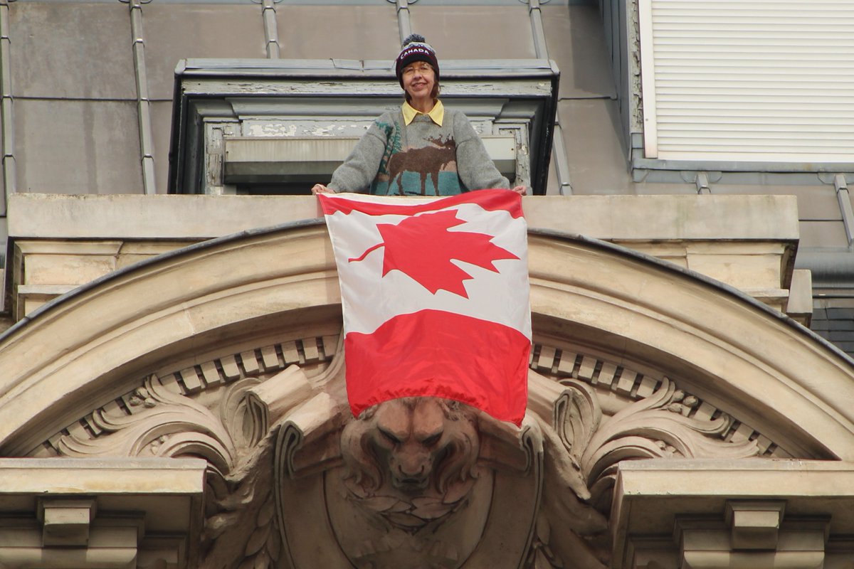 Le #DrapeauCanadien est l'emblème qui traduit bien nos valeurs communes : la #démocratie, l'#inclusion, l'#équité et la #diversité . Fière d'être canadienne. Proud to be Canadian! Bonne fête au drapeau national du #Canada! #CanadianFlag
