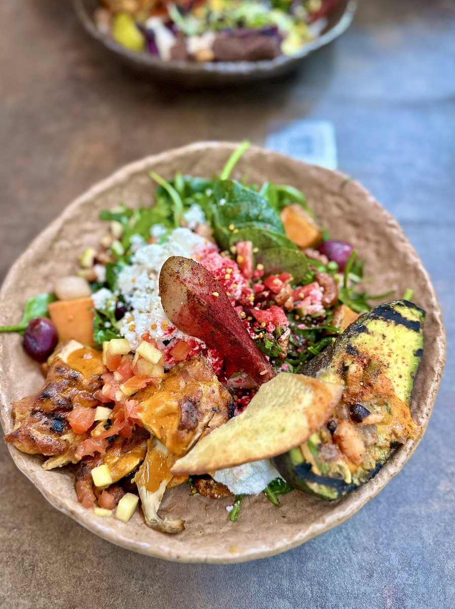 AkciovyGURU's tweet photo. 🇪🇸 🧑‍🍳 Pokaždé, když jsem v Barceloně, navštěvuji tento revoluční koncept fast food/restaurací zaměřených na zdravé a kvalitní jídlo, který vznikl teprve nedávno, v roce 2017. Jde přesně o tu společnost, kam bych chtěl investovat bez mrknutí oka a kde bych chtěl být od začátku, neboť alespoň co nejdříve, neboť jsem přesvědčen, že toto je budoucnost a cesta, jak narušit trh s fastfoody a mizernými stravovacími návyky. 
Dostat super kvalitní jídlo v časovém standardu rychlého občerstvení. Trh tomu zde tleská! Provozovny jsou totálně přeplněné, tvoří se fronty a tak samozřejmě nyní čekáte déle, ale to se čekalo před prvním MCD v Praze dříve také. 
Jedná se o koncept fast food restaurací Honest Greens a vznikl právě zde v Barceloně. Za jeho založením stojí tři podnikatelé z různých koutů světa a spojila je společná vize přinést lidem rychlé, chutné a výživné jídlo bez kompromisů na kvalitě. Vzdáleně svým způsobem objednávání připomíná systém CMG, kde si jídlo také poskládáte z výběru v různých kategorií, ale zde se bavíme o úplně jiném vesmíru v čerstvosti a gastro zážitku.

Cílem bylo vytvořit alternativu ke klasickému fast foodu, která kombinuje principy farm-to-table s moderním gastronomickým přístupem. HG pracuje pouze s lokálními farmáři a dodavateli, kteří dodávají čerstvé suroviny bez umělých konzervantů, rafinovaného cukru a průmyslově zpracovaných přísad. Maso pochází z farem, kde se chovají zvířata volně. Zelenina a bylinky jsou sezónní, což zajišťuje maximální čerstvost a chuť.

V HG se nepoužívají průmyslové polotovary ani umělé přísady. Jídlo je denně připravováno od základu přímo v restauracích. Kuchaři pracují s přirozenými technikami, jako je fermentace, pomalé pečení a uzení, aby jídlo získalo bohatou chuť bez potřeby dochucovadel.

Na rozdíl od běžných restaurací, kde se maso připravuje na pánvi nebo v troubě, HG griluje maso na přírodním dřevěném uhlí, což mu dodává jedinečnou kouřovou chuť. Tento způsob přípravy zároveň zachovává přirozenou šťavnatost a strukturu surovin.

Jídelní lístek je navržen tak, aby si každý mohl vytvořit jídlo podle svého životního stylu. Nabízí možnosti pro:
✔ Vegetariány a vegany
✔ Bezlepkovou dietu
✔ Keto a low-carb stravu
✔ Vysokoproteinové varianty

Od svého vzniku v roce 2017 se HG rychle rozrůstá. Krátce po založení sice přišel Covid a tak jako skutečnou expanzi můžeme považovat až otevírání poboček od roku 2022. Dnes mají již více než 30 poboček ve Španělsku a Portugalsku, přičemž plánují další expanzi do Londýna, Paříže a dalších evropských měst.

Aby byla zachována rychlost obsluhy a čerstvost jídla, HG používá hybridní systém výdeje:
✅ Objednávka na pokladně nebo online – zákazníci si mohou objednat na místě nebo přes mobilní aplikaci.
✅ Otevřená kuchyně – zákazníci vidí přípravu svého jídla, což je velmi působivé, jak je tam vše perfektně sladěné a jede jako na drátkách. Od steaků po salát. Každé pracoviště jede v režimu 100 % fresh.
✅ Samovýdej & roznáška – po objednání si zákazníci vyzvednou jídlo u speciálních výdejních pultů, kde jsou pokrmy servírovány během několika minut nebo jídlo donese ke stolu obsluha, podobně jako známe z MCD.

Design restaurace je inspirován skandinávským minimalismem a přírodními materiály. Restaurace mají otevřený prostor s dostatkem světla, dřeva a zeleně, aby se hosté cítili příjemně a uvolněně. Součástí atmosféry je profesionální audio , které dotvářejí jedinečný zážitek. Pro někoho to třeba může být už moc, neboť u jídla má rád klid, ale mě to sedí. Moje manželka říká : Má to tu takový zvláštní "Vajb". 

Často googlím, zda nenajdu zmínku o IPO, ale nedávno přibrali private equity a tak si budu muset asi chvíli počkat. Ale jsem přesvědčen, že se dočkám. V USA jede podobný koncept s tickerem SG, ale tohle je jiný svět. Tento druh byznysu je velmi dobře a rychle replikovatelný kdekoliv jinde na světě a tak lze očekávat, že se brzy dočkáme první restaurace i třeba v Praze.  

P.S. Na foto to vypadá, že je to jen o zeleném, ale můžete si to postavit jak chcete. Od steakového základu až po avokádo. Každý dle svých preferencí.