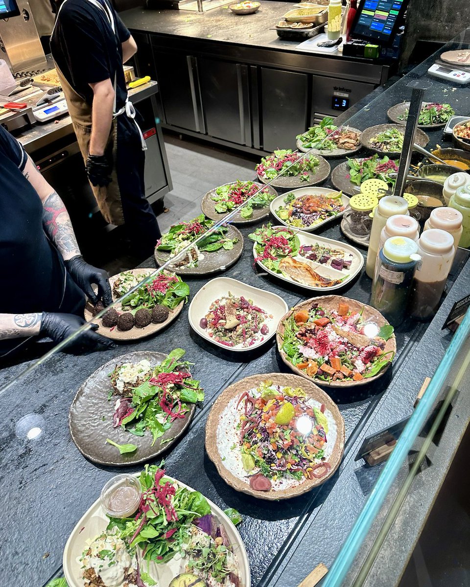 AkciovyGURU's tweet photo. 🇪🇸 🧑‍🍳 Pokaždé, když jsem v Barceloně, navštěvuji tento revoluční koncept fast food/restaurací zaměřených na zdravé a kvalitní jídlo, který vznikl teprve nedávno, v roce 2017. Jde přesně o tu společnost, kam bych chtěl investovat bez mrknutí oka a kde bych chtěl být od začátku, neboť alespoň co nejdříve, neboť jsem přesvědčen, že toto je budoucnost a cesta, jak narušit trh s fastfoody a mizernými stravovacími návyky. 
Dostat super kvalitní jídlo v časovém standardu rychlého občerstvení. Trh tomu zde tleská! Provozovny jsou totálně přeplněné, tvoří se fronty a tak samozřejmě nyní čekáte déle, ale to se čekalo před prvním MCD v Praze dříve také. 
Jedná se o koncept fast food restaurací Honest Greens a vznikl právě zde v Barceloně. Za jeho založením stojí tři podnikatelé z různých koutů světa a spojila je společná vize přinést lidem rychlé, chutné a výživné jídlo bez kompromisů na kvalitě. Vzdáleně svým způsobem objednávání připomíná systém CMG, kde si jídlo také poskládáte z výběru v různých kategorií, ale zde se bavíme o úplně jiném vesmíru v čerstvosti a gastro zážitku.

Cílem bylo vytvořit alternativu ke klasickému fast foodu, která kombinuje principy farm-to-table s moderním gastronomickým přístupem. HG pracuje pouze s lokálními farmáři a dodavateli, kteří dodávají čerstvé suroviny bez umělých konzervantů, rafinovaného cukru a průmyslově zpracovaných přísad. Maso pochází z farem, kde se chovají zvířata volně. Zelenina a bylinky jsou sezónní, což zajišťuje maximální čerstvost a chuť.

V HG se nepoužívají průmyslové polotovary ani umělé přísady. Jídlo je denně připravováno od základu přímo v restauracích. Kuchaři pracují s přirozenými technikami, jako je fermentace, pomalé pečení a uzení, aby jídlo získalo bohatou chuť bez potřeby dochucovadel.

Na rozdíl od běžných restaurací, kde se maso připravuje na pánvi nebo v troubě, HG griluje maso na přírodním dřevěném uhlí, což mu dodává jedinečnou kouřovou chuť. Tento způsob přípravy zároveň zachovává přirozenou šťavnatost a strukturu surovin.

Jídelní lístek je navržen tak, aby si každý mohl vytvořit jídlo podle svého životního stylu. Nabízí možnosti pro:
✔ Vegetariány a vegany
✔ Bezlepkovou dietu
✔ Keto a low-carb stravu
✔ Vysokoproteinové varianty

Od svého vzniku v roce 2017 se HG rychle rozrůstá. Krátce po založení sice přišel Covid a tak jako skutečnou expanzi můžeme považovat až otevírání poboček od roku 2022. Dnes mají již více než 30 poboček ve Španělsku a Portugalsku, přičemž plánují další expanzi do Londýna, Paříže a dalších evropských měst.

Aby byla zachována rychlost obsluhy a čerstvost jídla, HG používá hybridní systém výdeje:
✅ Objednávka na pokladně nebo online – zákazníci si mohou objednat na místě nebo přes mobilní aplikaci.
✅ Otevřená kuchyně – zákazníci vidí přípravu svého jídla, což je velmi působivé, jak je tam vše perfektně sladěné a jede jako na drátkách. Od steaků po salát. Každé pracoviště jede v režimu 100 % fresh.
✅ Samovýdej & roznáška – po objednání si zákazníci vyzvednou jídlo u speciálních výdejních pultů, kde jsou pokrmy servírovány během několika minut nebo jídlo donese ke stolu obsluha, podobně jako známe z MCD.

Design restaurace je inspirován skandinávským minimalismem a přírodními materiály. Restaurace mají otevřený prostor s dostatkem světla, dřeva a zeleně, aby se hosté cítili příjemně a uvolněně. Součástí atmosféry je profesionální audio , které dotvářejí jedinečný zážitek. Pro někoho to třeba může být už moc, neboť u jídla má rád klid, ale mě to sedí. Moje manželka říká : Má to tu takový zvláštní "Vajb". 

Často googlím, zda nenajdu zmínku o IPO, ale nedávno přibrali private equity a tak si budu muset asi chvíli počkat. Ale jsem přesvědčen, že se dočkám. V USA jede podobný koncept s tickerem SG, ale tohle je jiný svět. Tento druh byznysu je velmi dobře a rychle replikovatelný kdekoliv jinde na světě a tak lze očekávat, že se brzy dočkáme první restaurace i třeba v Praze.  

P.S. Na foto to vypadá, že je to jen o zeleném, ale můžete si to postavit jak chcete. Od steakového základu až po avokádo. Každý dle svých preferencí.