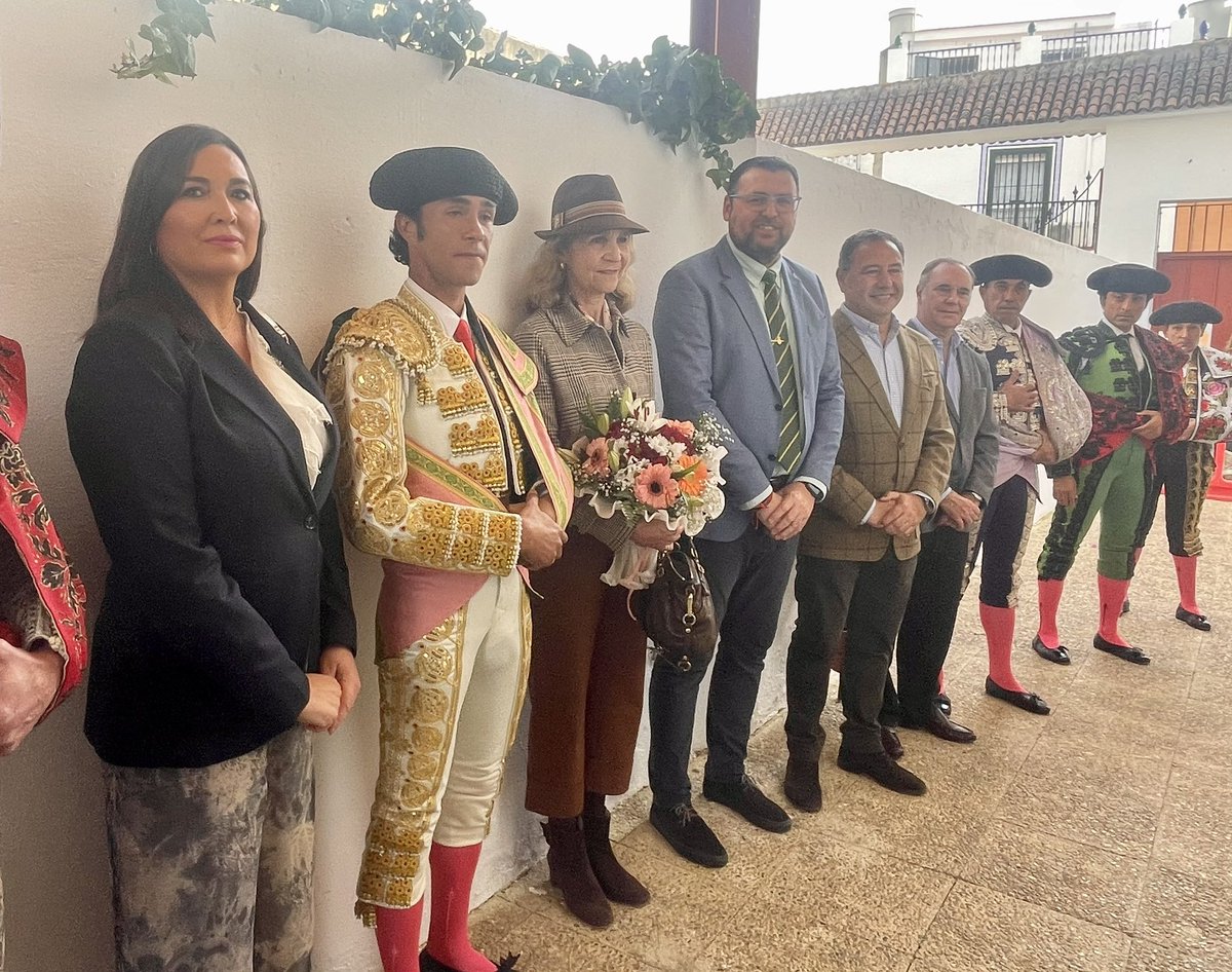 RicardoS2019's tweet photo. El torero Ruiz Muñoz ha lidiado en la plaza de toros de Guillena 4 toros en la tarde de hoy a beneficio de @DanoCerebralSev bajo la Presidencia de Honor de S.A.R la Infanta Doña Elena. 
Enhorabuena y gracias a todos lo que lo han posibilitado
 “UNA VIDA SALVADA MERECE SER VIVIDA” https://t.co/ovpOjZPJiB