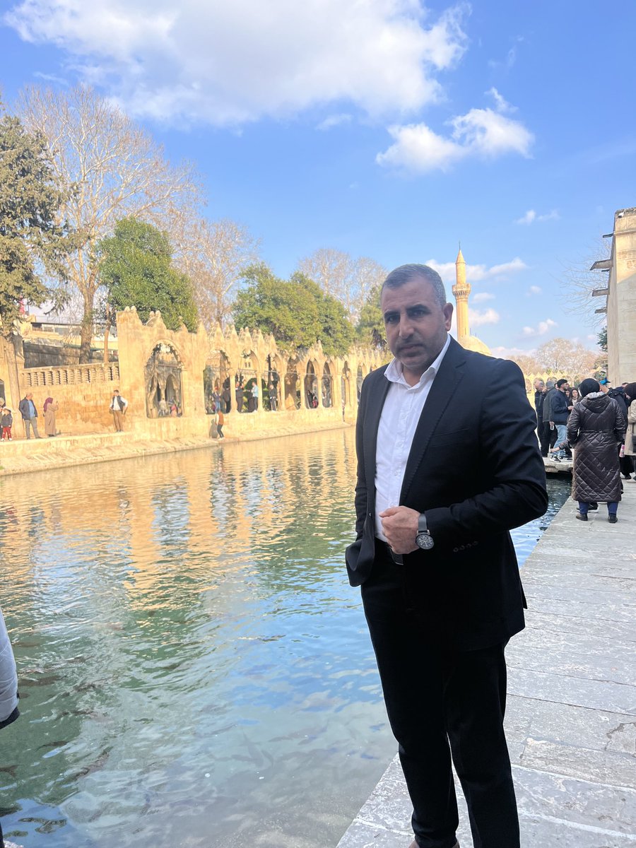 Insanoğlu bu yalan dünyada ebedi kalacağını sanır ve mücadele eder  bu gayretinin onda birini ahiret için yaparsa kurtulacağını bildiği halde gaflet içinde beyhude çırpınır durur.