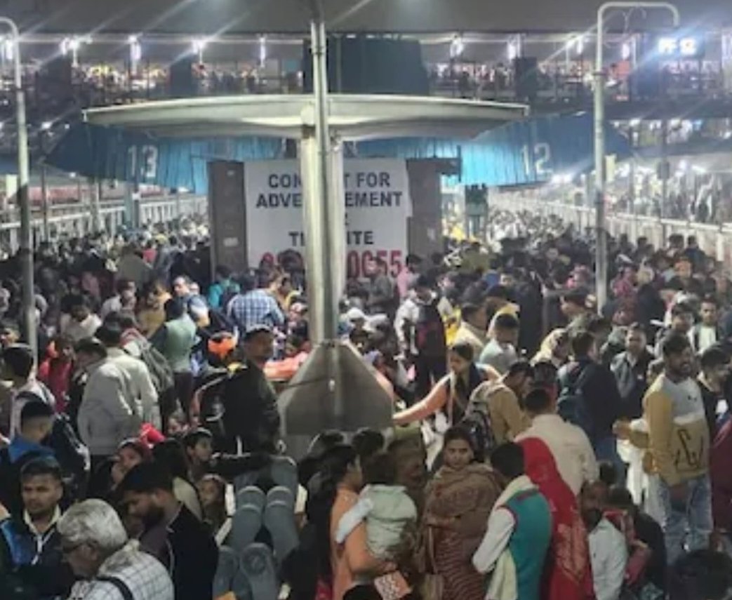 OsiOsint1's tweet photo. ⚡BREAKING: Chaos at New Delhi Railway Station! Reports of a stampede-like situation unfolding now

Delhi Fire Service confirms a call received, and 4 fire tenders have been rushed to the scene

#Delhi #DelhiStation #Stampede #NewDelhi #Delhistampede https://t.co/sdO1pdj8qv