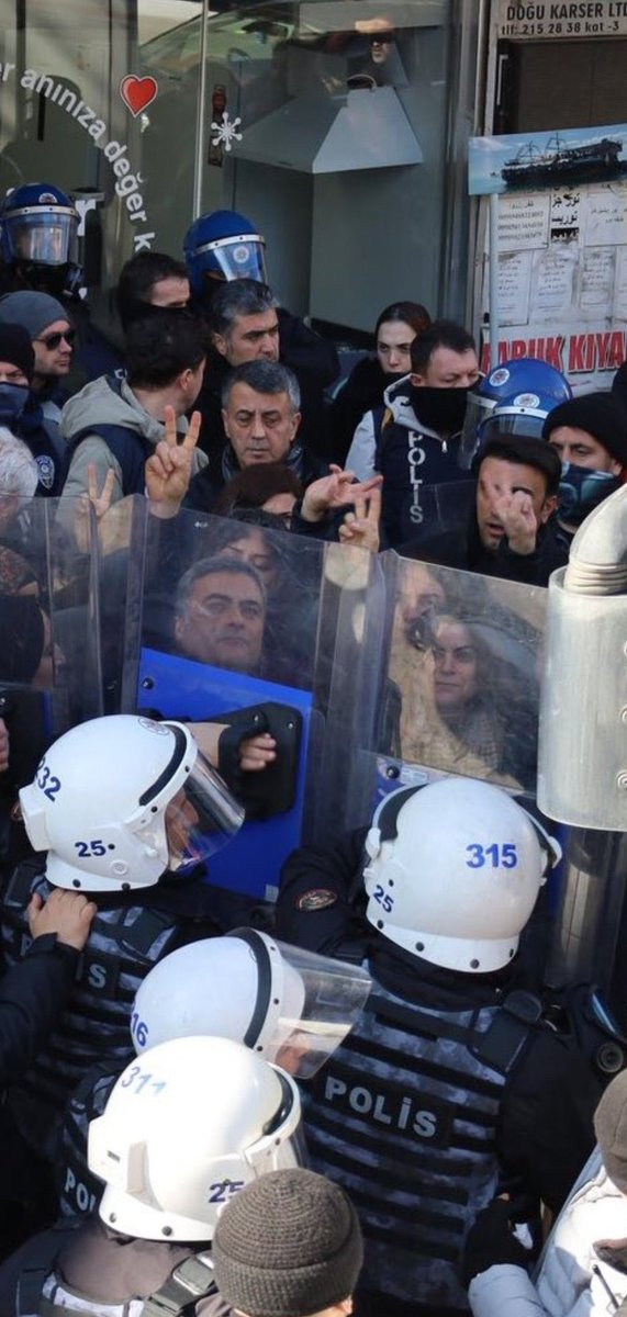 Niviskar21's tweet photo. Halk iradesi bu çürümüş yöntemlerle gasp edilemez, halkın iradesine ipotek konulamaz. Bu hukuksuzluktur zulümdür asla kabul edilemez. Halkın seçtiği belediyeler halkındır. 
 #KayyumDarbedir 
#Doğanhatun 
#AbdullahZeydan https://t.co/CCKqrNiQZK