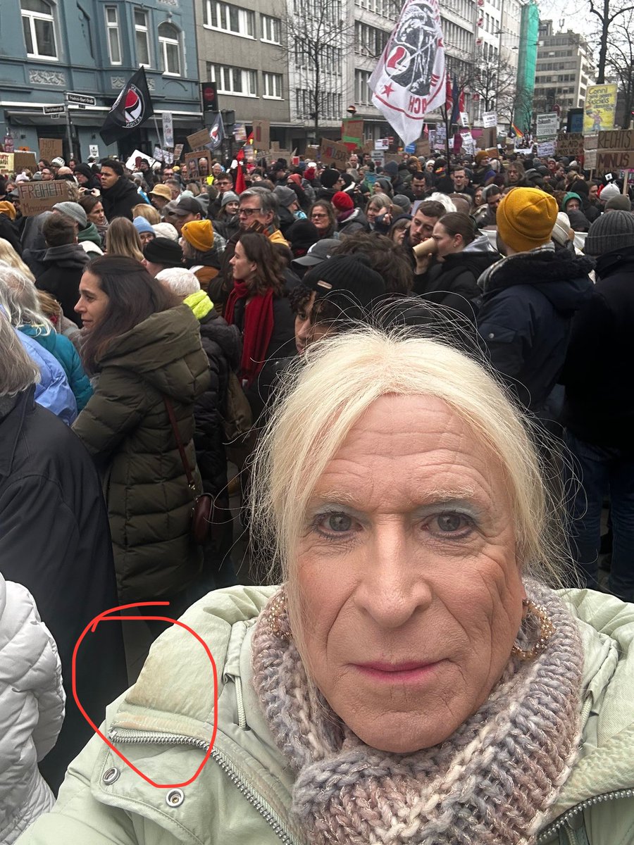 Da hängt etwas Lederpflege an deinem Anorak, schönste Frau der Welt™️. Bin ja leider blockiert 😘