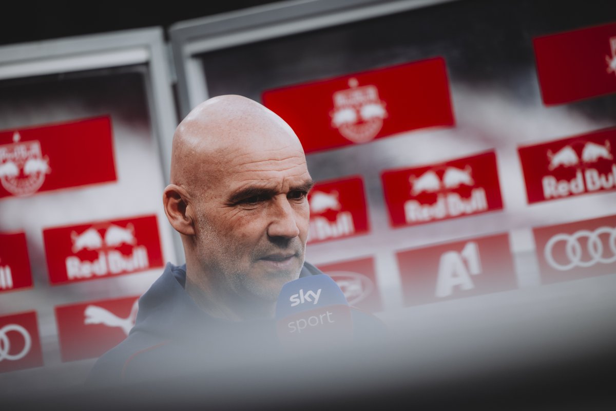 RedBullSalzburg's tweet photo. 🗣️ Thomas #Letsch: „Es war ein Déjà-vu aus dem Klagenfurt-Spiel, nur in extremerer Form. Wir sind katastrophal ins Spiel gekommen, und nach dem Gegentor war es völlig chaotisch. Es war keine Struktur, keine Energie drinnen – man hatte den Eindruck, dass wir nicht bereit sind. Das war in der zweiten Halbzeit völlig anders. Dann kommen auch Statistiken zustande, mit denen man die Partie gewinnen muss. Es überwiegt die Enttäuschung über den ersten Durchgang, wir haben erneut wichtige Punkte hergeschenkt.“
#RBSWSG