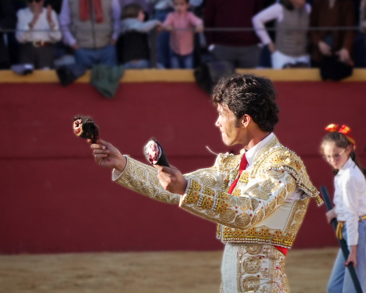 Guillena Corrida a beneficio de la lucha contra el Daño Cerebral Adquirido toros de El Retamar, <a href="/FermnBohorquez/">Fermín Bohórquez</a>, <a href="/santiagodomecqb/">Ganadería Santiago Domecq</a> y <a href="/Toros_JuanPedro/">Ganadería Juan Pedro Domecq</a> Domecq para <a href="/InfoJoseRuiz/">Info Ruiz Muñoz</a> Muñoz en solitario, oreja, dos orejas, oreja y ovación, fotos Antonio <a href="/de_losreyes1/">Antonio de los Reyes</a> <a href="/portaltaurino/">Portal Taurino</a>