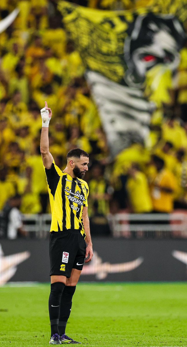 بنزيما يُغير اشياء كثيره في الاتحاد و يلعب كُل
 الادور نسخه عظيمه يُظهرها الحكومه الله يديمك 💛.