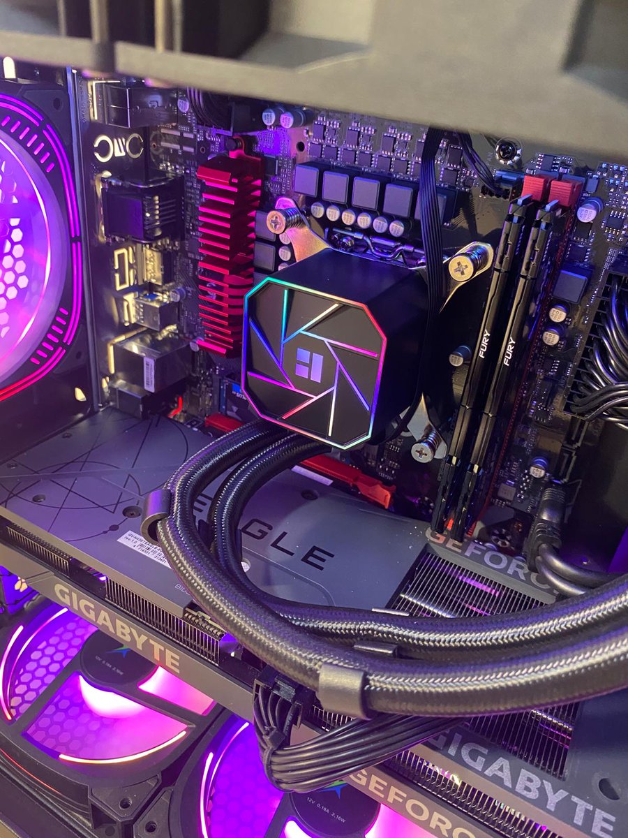 Poder y rendimiento en cada detalle 💪🚀 ¡PC listo para la batalla!
Solo los verdaderos gamers entienden esta belleza 😍⚡
¿Te gustaría uno así?

#PCGaming #GamingSetup #RGBLife #MasterRace #Gigabyte #GamingPower #BuildYourPC #SetupGamer