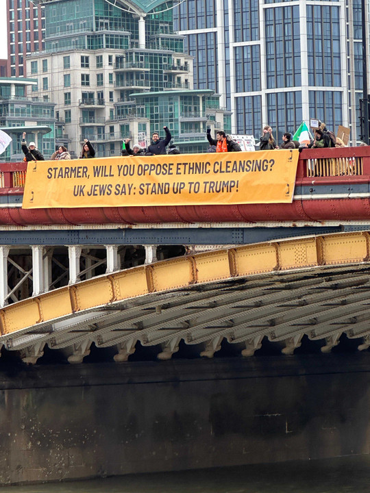 Na'amod (@naamoduk) on Twitter photo TODAY: during <a href="/PSCupdates/">Palestine Solidarity Campaign</a> 24th national march, Na'amodniks dropped a banner off Vauxhall Bridge demanding Keir Starmer and the UK government oppose Trump’s call for the ethnic cleansing of Gaza. TODAY: during <a href="/PSCupdates/">Palestine Solidarity Campaign</a> 24th national march, Na'amodniks dropped a banner off Vauxhall Bridge demanding Keir Starmer and the UK government oppose Trump’s call for the ethnic cleansing of Gaza.