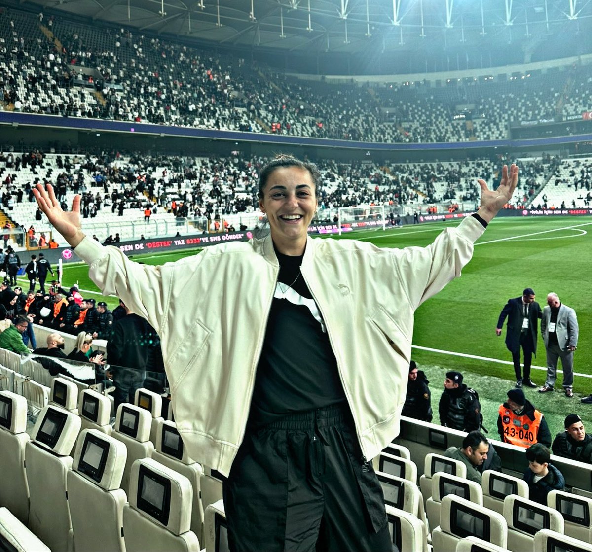 Gündüzüm seninle
Gecem seninle
Beyhude geçti bu
Ömrüm derdinle
Aşkını bir sır gibi
Senelerdir sakladım 🦅🔥🖤😍  #BeşiktaşınMaçıVar #Besiktas