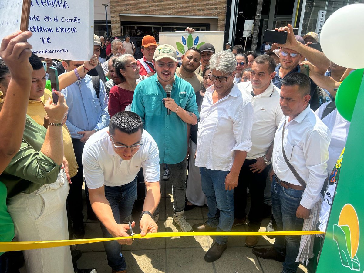 Jonathan Vásquez (@jsvasquezg) on Twitter photo ¡Una gran noticia para los campesinos de la región!
#Barrancabermeja es la nueva sede de la Unión de Gestión Territorial del Magdalena Medio que trae muchos servicios para los campesinos desde la Agencia Nacional de Tierras. <a href="/MinAgricultura/">Min. de Agricultura</a> <a href="/AgenciaTierras/">Agencia Nacional de Tierras</a> ¡Una gran noticia para los campesinos de la región!
#Barrancabermeja es la nueva sede de la Unión de Gestión Territorial del Magdalena Medio que trae muchos servicios para los campesinos desde la Agencia Nacional de Tierras. <a href="/MinAgricultura/">Min. de Agricultura</a> <a href="/AgenciaTierras/">Agencia Nacional de Tierras</a>