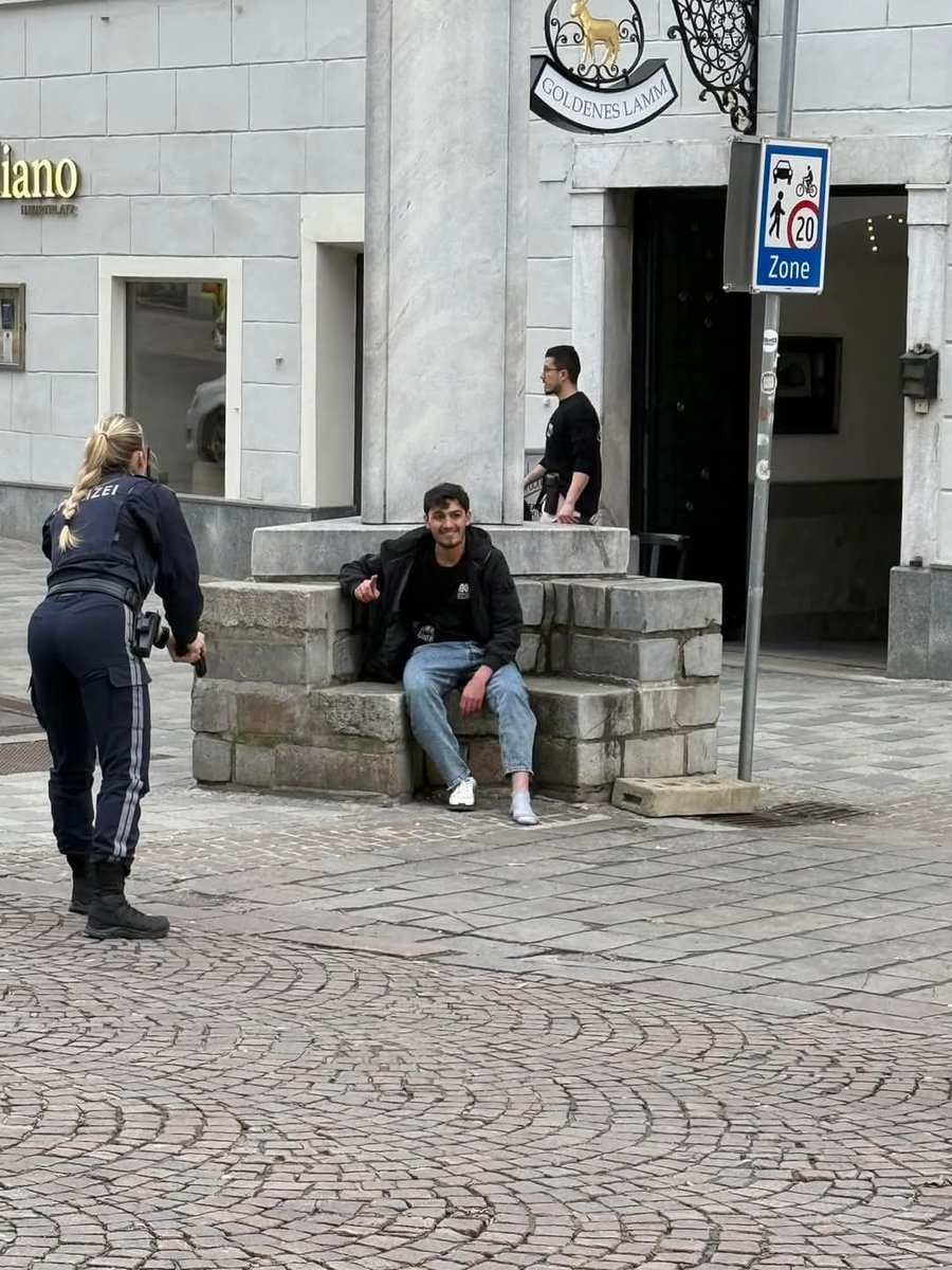 Nächster #Terroranschlag
Messer-#Syrer sticht in #Villach auf halbes Dutzend Menschen ein!
14-Jähriger tot😭

oe24.at/oesterreich/ch…

Mehr Infos &amp; Abo hier:
         𝗕𝗲𝗳𝗿𝗲𝗶𝘁𝗲𝗿.𝗕𝗹𝗶𝗰𝗸
      t.me/BefreiterBlick