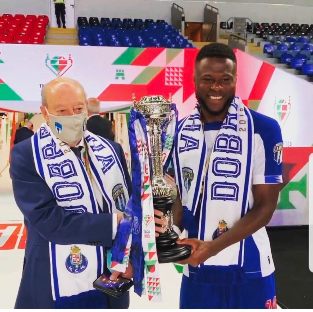 mbemba22's tweet image. Reposez vous en paix Président Pinto Da Costa, je suis reconnaissant de la chance que vous m’avez donné d’intégrer le grand club du Fc Porto. Mes sincères condoléances aux proches et à toute la grande famille des Portistas. 🐉 @FCPorto