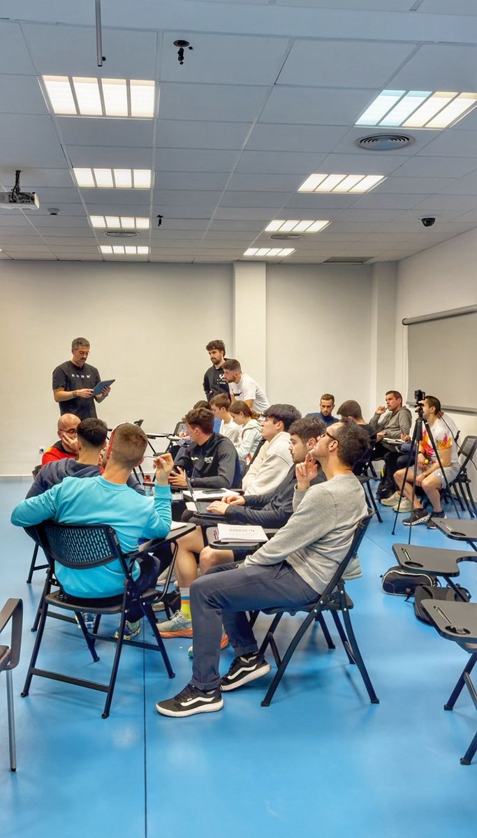 🏃‍♂️📊 Biomecánica de la Carrera 🔬✨

Arrancamos un fin de semana excepcional con una sesión práctica de valoración y biomecánica de la carrera de la mano del gran <a href="/borjarubioferez/">Borja Rubio Férez</a> 💯

🔍 En esta clase del Máster en Alto Rendimiento en Deportes Cíclicos, nuestros alumnos han