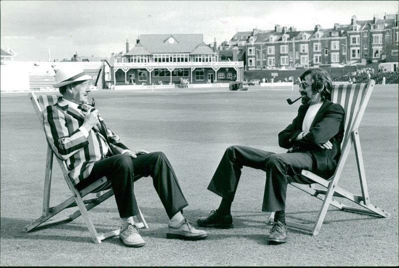 JohnMcCafferty5's tweet photo. The others in my collection

Robin Bailey &amp; Peter Tinniswood at Scarborough cricket ground

Rare USA advertisment book promo

Robin Bailey as the immortal Uncle Mort

Another Brigadier 

#UncleMort #Ididntknowyoucared #CarterBrandon #cricket #PeterTinniswood #Iheardthatpardon? https://t.co/kazhfRykBl