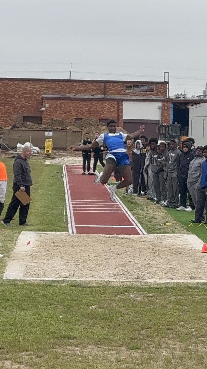 brentcates20's tweet image. 2nd track meet in the books! Weather wasn’t the best but proud of how kids competed. Shout out to KJ placing 1st in long jump with 21’6”
Been a long time since Aldine has gone back to back meets with 1st place finishers. Porsche last meet/KJ this meet!
#AldineBlueBloods!!