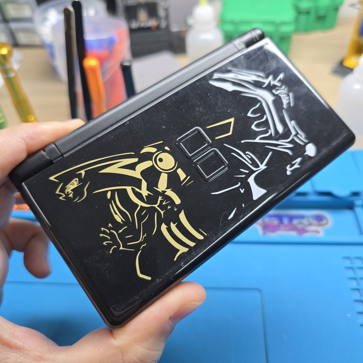 retroboybr's tweet image. Sei que vocês gostam desses fios enormes de restauração!

Então decidi trazer hoje essa reforma de DS Lite que saiu dessa carcaça falsificafa do Palkia e Dialga, cheio de problemas de montagem, pra esse aparelho LINDO e temático de Super Nintendo!

Vem que tem um monte de dica!🧵