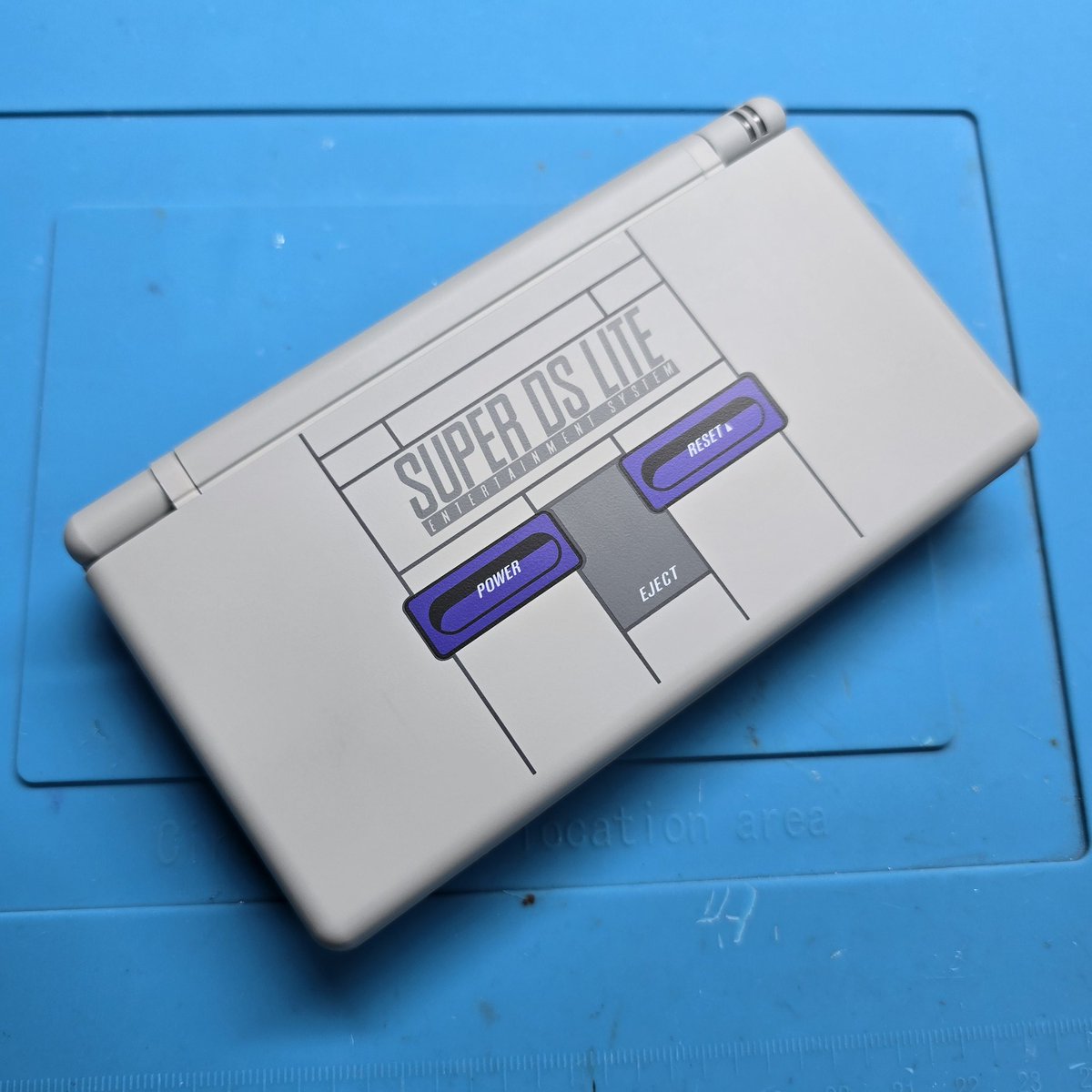 retroboybr's tweet image. Sei que vocês gostam desses fios enormes de restauração!

Então decidi trazer hoje essa reforma de DS Lite que saiu dessa carcaça falsificafa do Palkia e Dialga, cheio de problemas de montagem, pra esse aparelho LINDO e temático de Super Nintendo!

Vem que tem um monte de dica!🧵