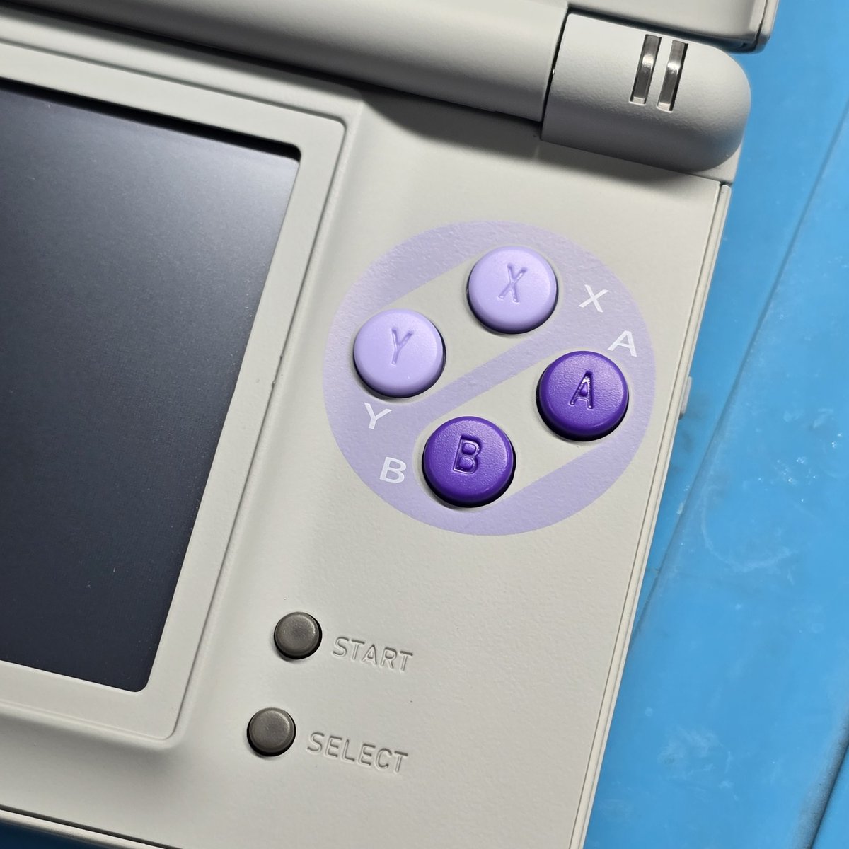 retroboybr's tweet image. Sei que vocês gostam desses fios enormes de restauração!

Então decidi trazer hoje essa reforma de DS Lite que saiu dessa carcaça falsificafa do Palkia e Dialga, cheio de problemas de montagem, pra esse aparelho LINDO e temático de Super Nintendo!

Vem que tem um monte de dica!🧵