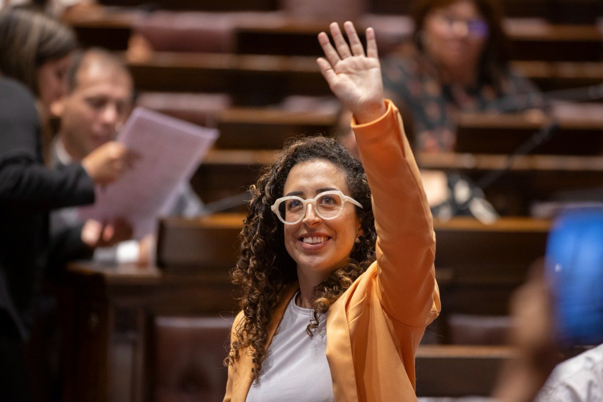 MPP609's tweet photo. Nuestra bancada tiene un compromiso que no se pronuncia solo con la voz, sino con la Historia. Porque no es sólo levantar la mano, es alzar a los compañeros y compañeras, los que caminaron antes y los que siguen empujando.

La bancada de la 609 asume con los pies en la tierra y la mirada en el horizonte. Con la fuerza de la gente que nos impulsa, sostiene y espera atenta y desafiante que cumplamos lo prometido.