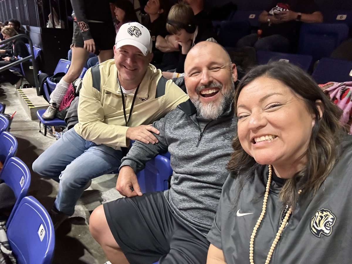 Day ✌🏼 of #UILState Wresting for <a href="/CyParkWrestling/">CYPRESS PARK WRESTLING</a> and cheering on our Tigers! Congrats to Lexie H for being top 8 in the State! Let’s get it done, Kalea B!! 🐯🤼‍♀️