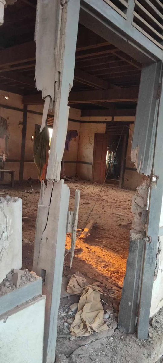 htartha76128693's tweet photo. A 10ers boy was wounded,when military council launched aerial bomberdment to a school in #WetTheGone village,where war_torn people were refuge in #KawLin Twp, Sagaing, on early this morning, according to resident.
https://t.co/gfoZFI53vg…
#2025Feb15Coup
#WhatsHappeninglnMyanmar https://t.co/JjOZP4bF0a