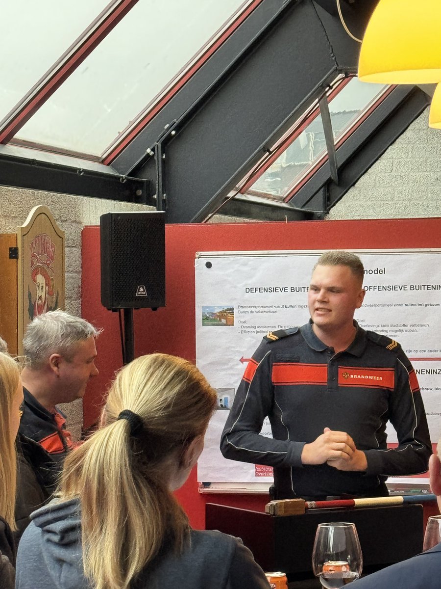 BartRichter's tweet image. Vanmiddag was ik aanwezig bij een bijzondere overdracht binnen de Jeugdbrandweer Mijdrecht.

Na negen jaar vol inzet, energie en passie heeft @PatrickLeliveld  het hoofdjeugdleiderschap overgedragen aan Henny Versluis. Een mooi moment om stil te staan bij de kracht van onze…