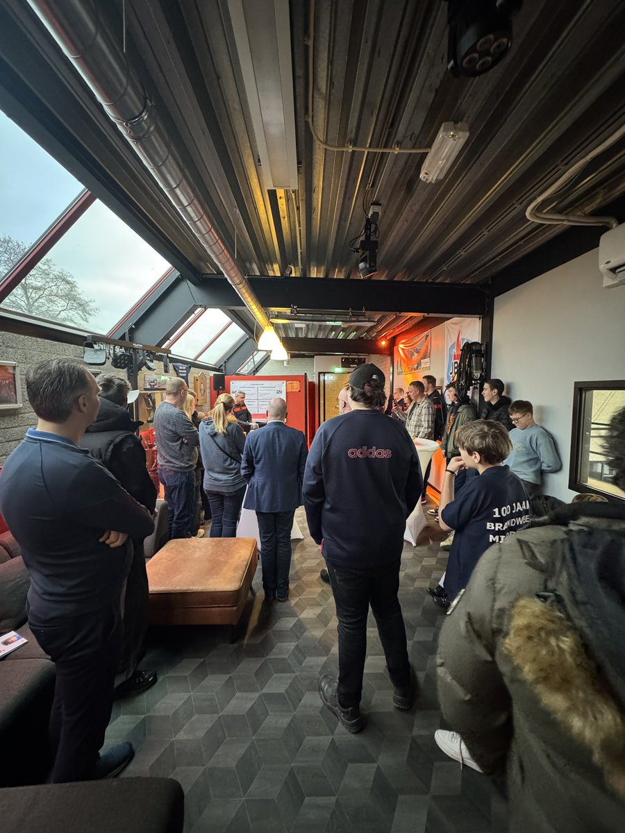 BartRichter's tweet image. Vanmiddag was ik aanwezig bij een bijzondere overdracht binnen de Jeugdbrandweer Mijdrecht.

Na negen jaar vol inzet, energie en passie heeft @PatrickLeliveld  het hoofdjeugdleiderschap overgedragen aan Henny Versluis. Een mooi moment om stil te staan bij de kracht van onze…