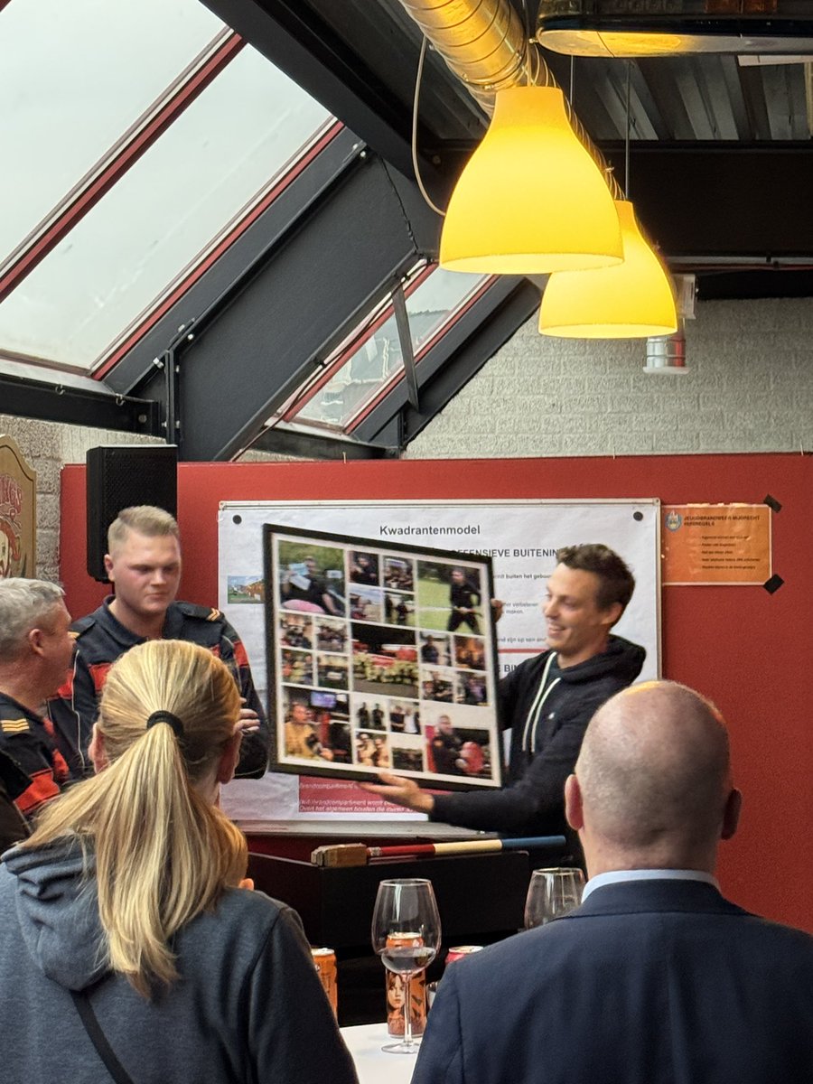 BartRichter's tweet image. Vanmiddag was ik aanwezig bij een bijzondere overdracht binnen de Jeugdbrandweer Mijdrecht.

Na negen jaar vol inzet, energie en passie heeft @PatrickLeliveld  het hoofdjeugdleiderschap overgedragen aan Henny Versluis. Een mooi moment om stil te staan bij de kracht van onze…
