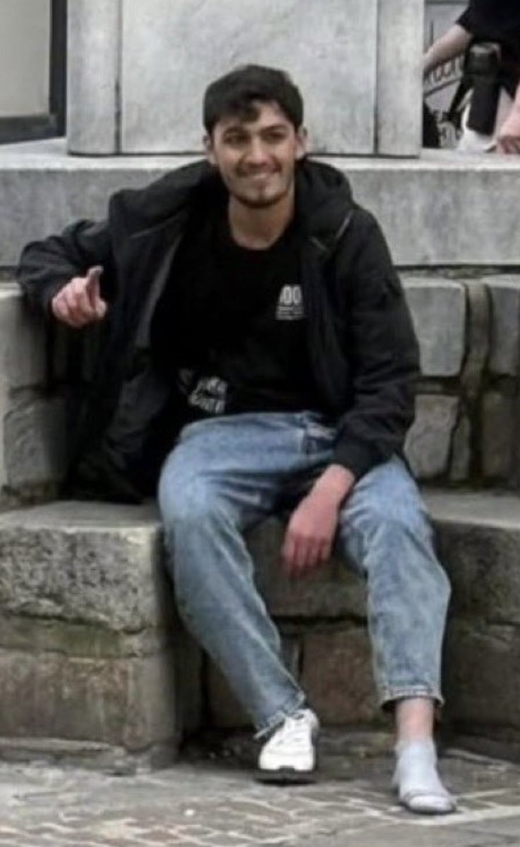 Das ist der syrische Messerstecher aus Villach, der heute einen 14jährigen tötete. 

Lächelnd und mit dem Zeigefinger des Islams. 

Die töten uns bewusst aus Spass an der Freude. Und weil sie uns hassen. 
Das sollte uns bewusst sein!