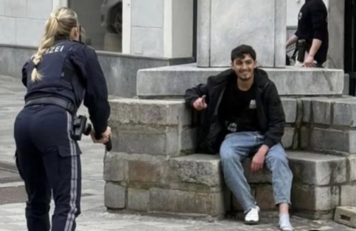 RobertoVaquero_'s tweet photo. Un sirio de 23 años acaba de matar a cuchilladas a un menor de 14 años y ha herido gravemente a otras personas en Austria. 

Así ha posado frente a la cámara después del atentado. 

Hace tan solo dos días del atentado en Múnich. El islamismo en un cáncer a extirpar. https://t.co/Pcs2eRuHid