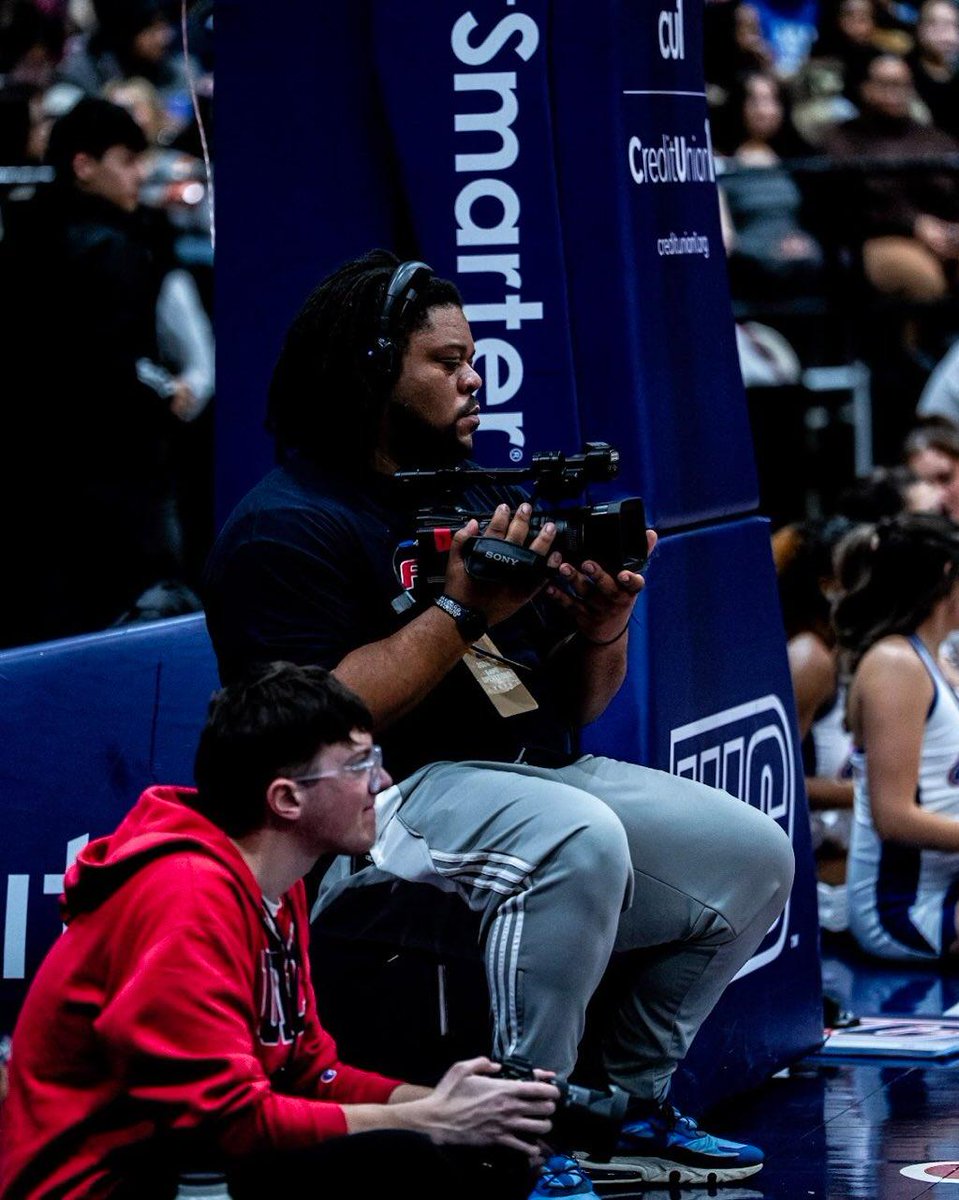 AGuyNamedJeff's tweet photo. The man behind the camera.
๐ธ: j.visuals.10 via Instagram
#UICFlames #ChicagosCollegeTeam https://t.co/nIubf5nZvY
