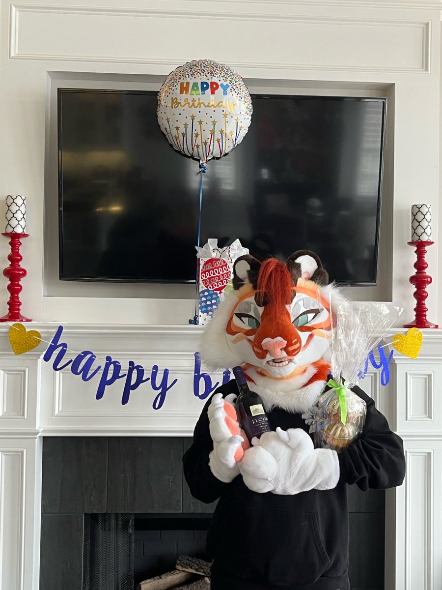 🎂🎉BIRTHDAY KITTY!🎉🎂

🪡🧵: @/hounds_teeth