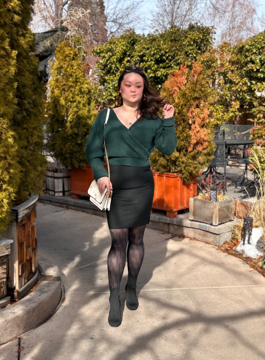 deviled3ggs's tweet image. happy intergalactic egg day! 🥳🎊🥰 

heading into 26 with a cardboard obsession, people who love me, and being hooked on severance 😋♥️